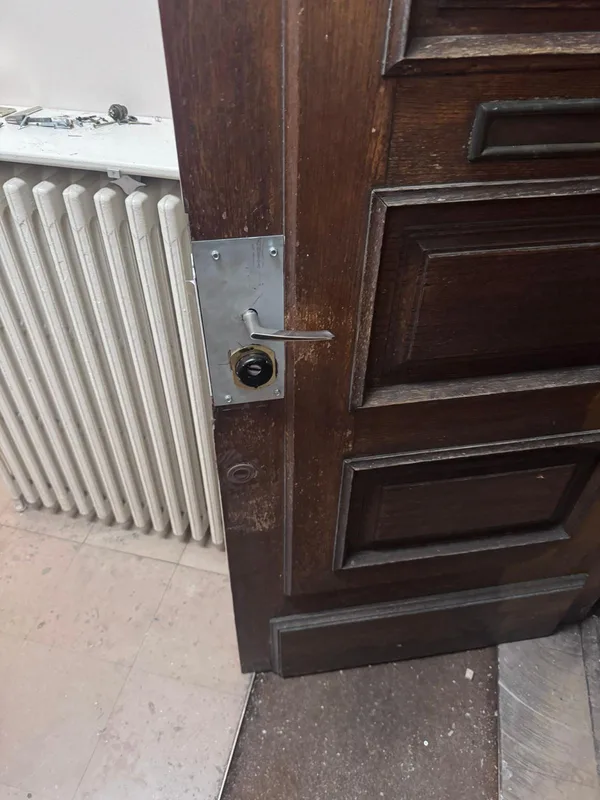 Serrure neuve avec poignée posée sur porte en bois massif