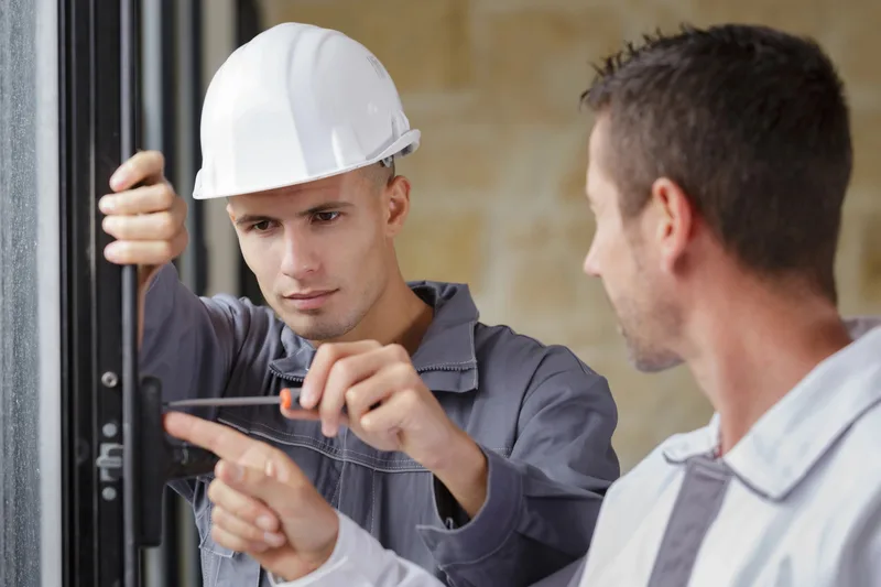 Serrurier professionnel en intervention — SOS Serrurier Grenoble, Grenoble